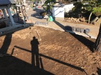 IMG 5212  船橋組に依頼して、生垣の抜根、整地をした23坪の庭を11月7日に整地し、不陸にした。