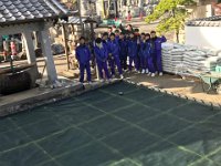 IMG 5327  １１月２４日、年に２回　邑楽南中学校の生徒１５名と引率の堤先生がボランティア活動として手伝ってくれます。 いつもは、庭掃除をお願いしてますが、今回は力仕事。