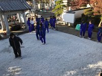 IMG 5335  トンボで整地。先生には、鐘楼の上から全体を見渡して監督を依頼したが、一緒に作業する方が楽しいらしい。